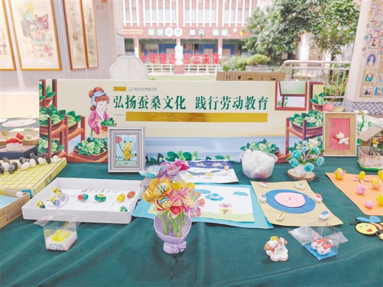 學生們充分發(fā)揮奇思妙想，以蠶繭為材料，創(chuàng)作了一系列豐富多彩的手工藝品。