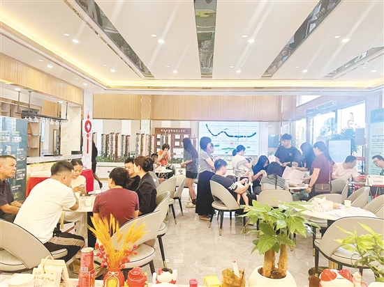 “五一”假期，不少市民趁著節(jié)假日購房補(bǔ)貼與樓盤優(yōu)惠政策看房置業(yè)。