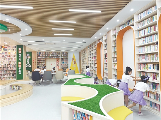 恩平市成德小學為學生打造良好的閱讀空間。