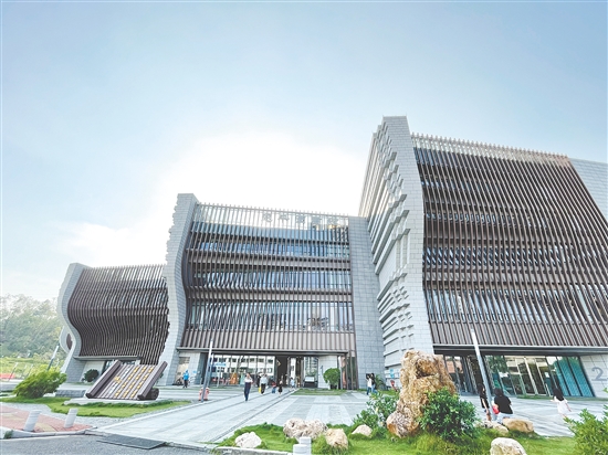 恩平市圖書館坐落鰲峰山腳，是人們閱讀的好去處。