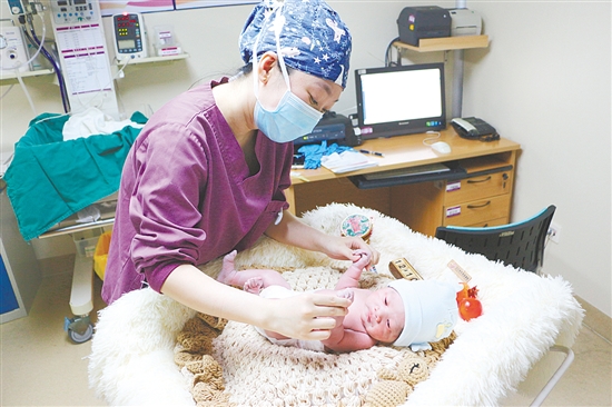 是護士，更是新生兒健康的“第一把關人”。