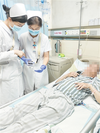 護(hù)士手持PDA，為患者提供智慧護(hù)理服務(wù)。