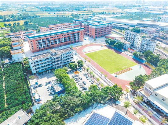 改建后的新會(huì)一中附屬鳳山湖中學(xué)硬件水平實(shí)現(xiàn)了跨越式提升。