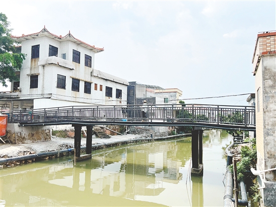 新建成的鋼結(jié)構(gòu)便民新橋打通了村民出行的堵點。