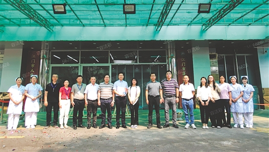 愛心企業(yè)向潮連醫(yī)院捐贈醫(yī)用電梯。