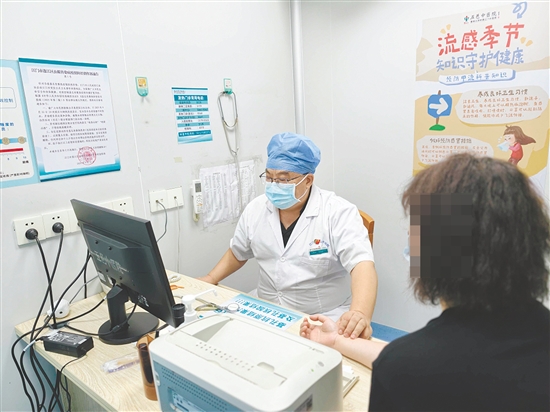醫(yī)生為感冒患者看診。