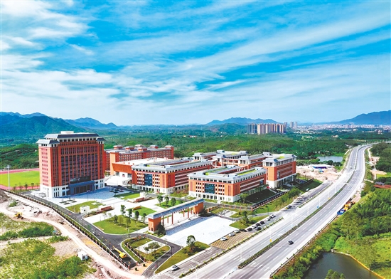 發(fā)展大道片區(qū)是恩平城市擴(kuò)容提質(zhì)的核心區(qū)域，恩平市堅持“產(chǎn)城融合、美學(xué)賦能”，既要產(chǎn)業(yè)強，也要環(huán)境美、生活好。