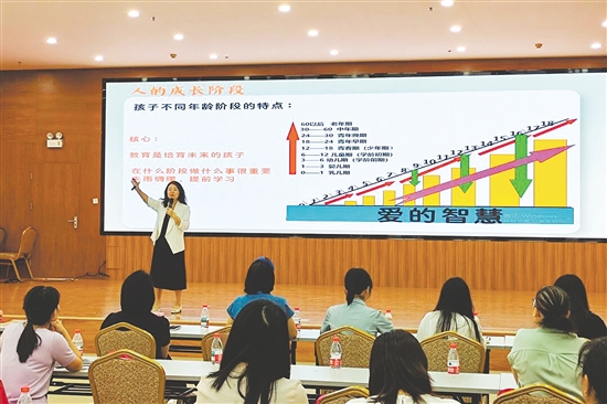 資深家庭心理成長(zhǎng)陪伴官現(xiàn)場(chǎng)傳授“提升孩子抗挫力五步法”“家庭溝通五句話”等實(shí)用方法，引導(dǎo)家長(zhǎng)從“知道”走向“做到”。