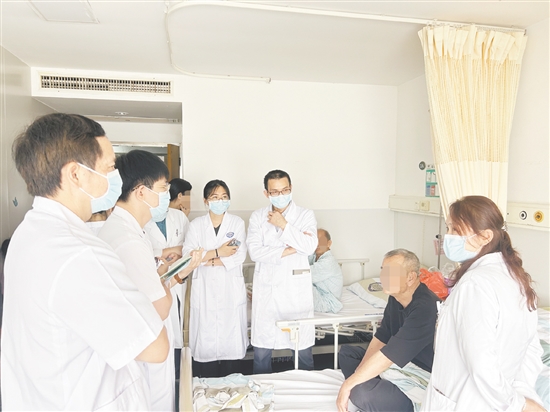 醫(yī)生向患者了解情況。
