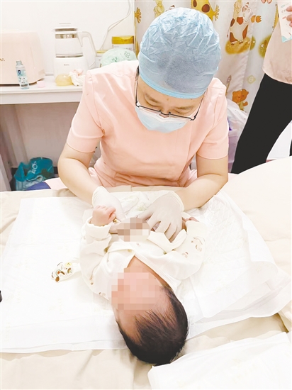 護(hù)士為寶寶進(jìn)行護(hù)理。