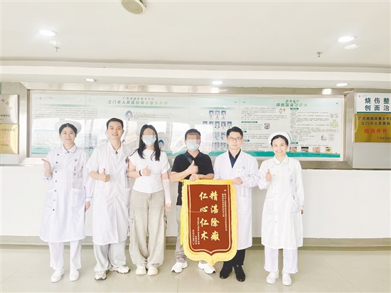 僑胞為醫(yī)護(hù)人員送上錦旗致謝。