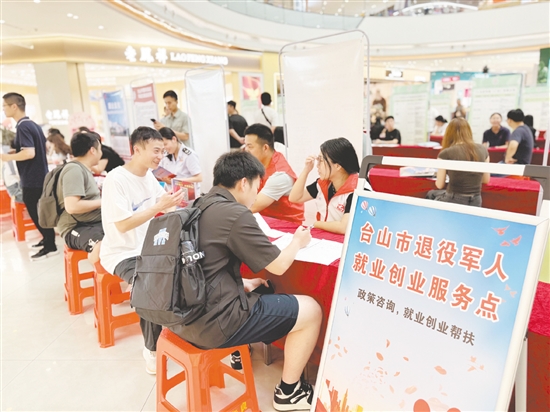 活動(dòng)吸引不少退役軍人前來(lái)咨詢。