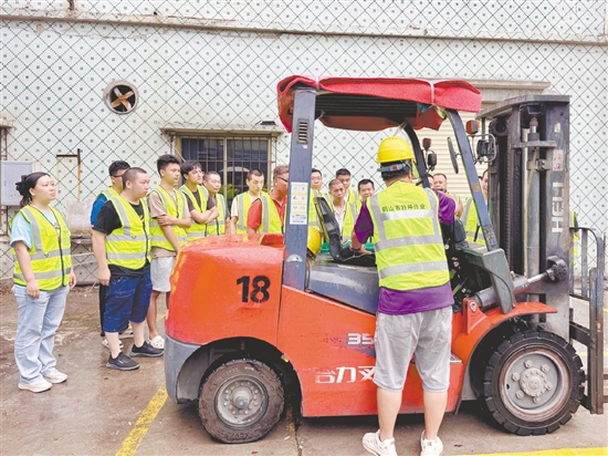 和平社區(qū)聯(lián)動“民生合伙人”開展叉車技能培訓，吸引居民參與。