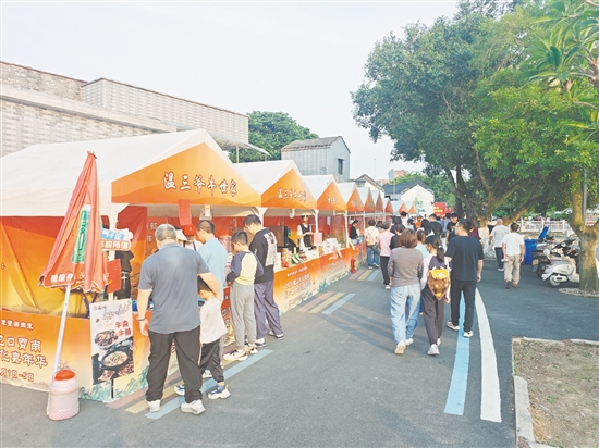 龍口鎮(zhèn)舉辦鮮卑文化嘉年華，以精彩活動和美食集市的形式，帶領(lǐng)游客領(lǐng)略霄南鮮卑古村落的魅力。