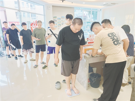龍口鎮(zhèn)聯(lián)合本土餐飲企業(yè)舉辦“贅肉換龍口鮮卑牛肉”活動，讓群眾以減肥的方式換取美食獎勵。