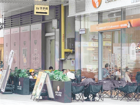 不少茶飲店的吸煙區(qū)設(shè)置在戶外露天處。