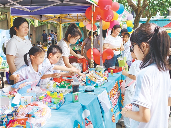 恩平市成德小學(xué)舉辦義賣活動(dòng)。