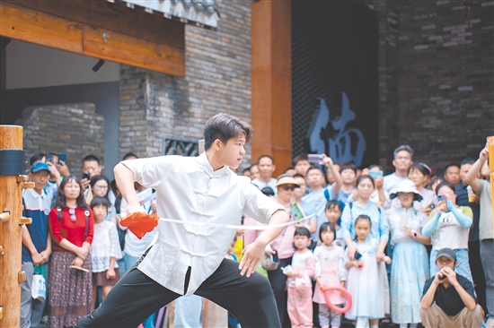 古勞水鄉(xiāng)精彩的表演吸引眾多親子家庭。
