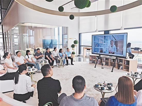 活動現場，企業(yè)家們以一杯咖啡打開話匣子，在真誠交流中聊經營、談需求、尋合作。