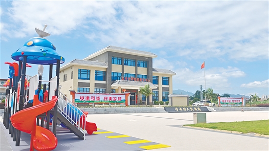 小廣場(chǎng)位于村的中心位置，如今成為全村的“會(huì)客廳”。黃穎欣