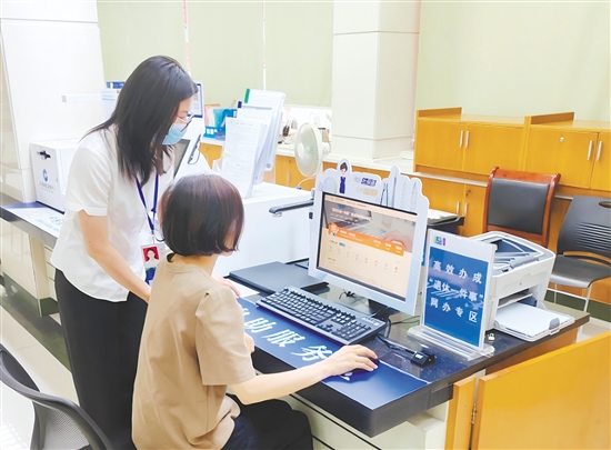 鶴山市行政服務(wù)中心大廳設(shè)有“高效辦成一件事”專區(qū)。