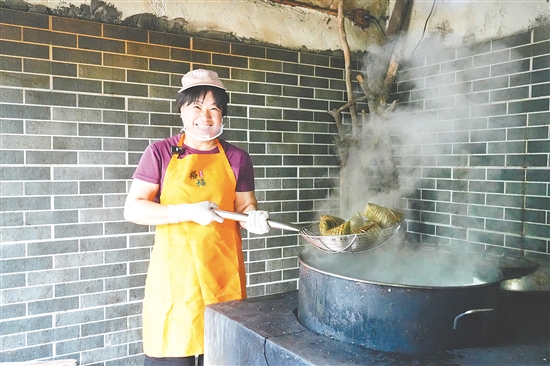 劉東群堅持沿用傳統(tǒng)的柴火灶熬煮粽子。