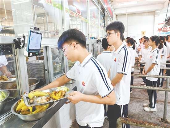 鶴山市各高中學(xué)校大力推進(jìn)高考專項保障工作，為考生做好暖心后勤服務(wù)。