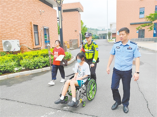 在省實江門學校考點，民警與現場工作人員合力將受傷考生送進考場。
