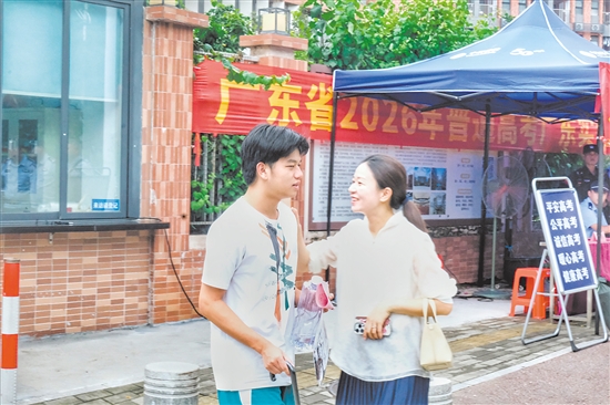 考生走出考場(chǎng)，家長(zhǎng)第一時(shí)間上前迎接。