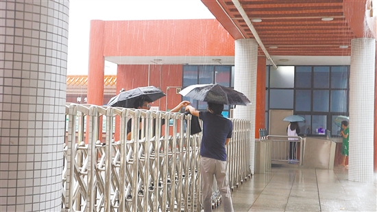 培英高中獻(xiàn)章校區(qū)外，家長(zhǎng)冒雨前來送“愛心餐”。