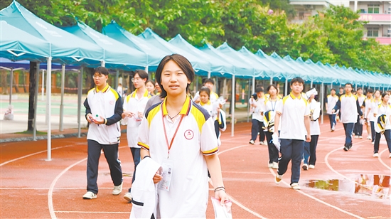 考試結(jié)束，學(xué)生輕松走出考場(chǎng)。