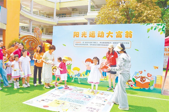 趣味闖關(guān)項(xiàng)目吸引眾多親子家庭踴躍參與。