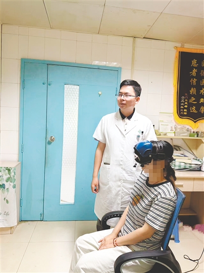 醫(yī)生運用前庭功能監(jiān)測技術為患者檢查。