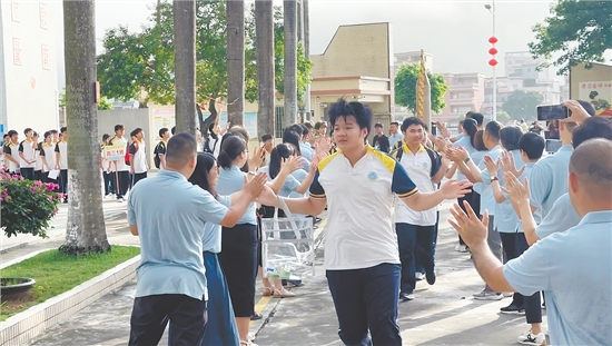 考生在教師的擊掌鼓勁與暖心祝福中積蓄昂揚斗志。