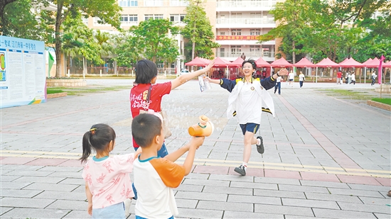 考完啦！考生興奮地沖出考場。