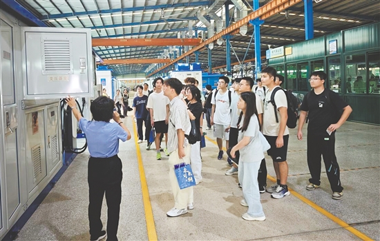 在海鴻電氣，企業(yè)相關(guān)負(fù)責(zé)人帶領(lǐng)研學(xué)團(tuán)隊(duì)深入立體卷鐵心變壓器智能化生產(chǎn)車間，近距離觀摩自動(dòng)化、智能化生產(chǎn)全流程。