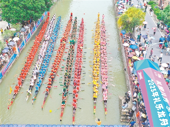 每年的龍舟競渡都彰顯著江海源遠(yuǎn)流長、底蘊(yùn)深厚的文化自信。郭永樂