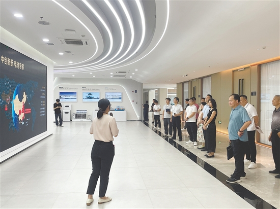 新會院校代表了解企業(yè)經(jīng)營情況。