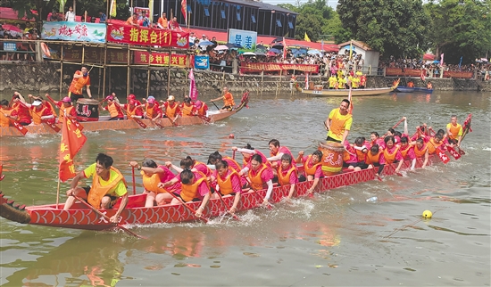 每年端午，天馬鳳艇與龍舟同河競(jìng)演，展現(xiàn)不一樣的力與美。