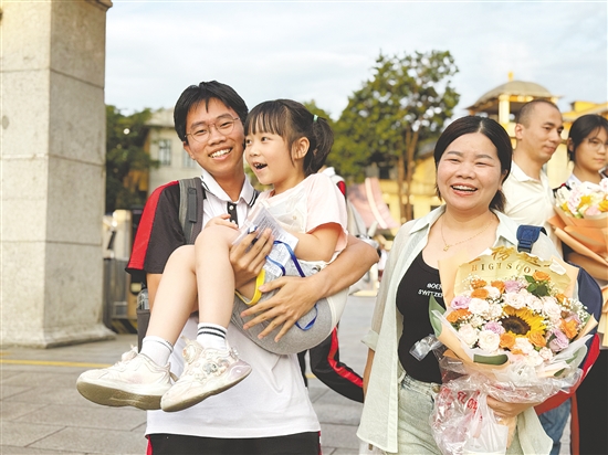 家長、親友迎接走出考場的考生，送上鮮花和祝福。