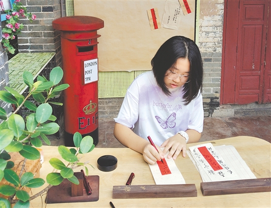游客現(xiàn)場(chǎng)沉浸式體驗(yàn)寫銀信。