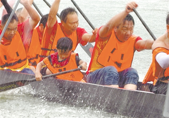 父子同舟，馮志文（右一）帶領(lǐng)年僅5歲的兒子馮銘洋參加龍舟比賽。