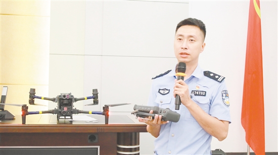 李建昀展示警用無(wú)人機(jī)，讓學(xué)生們感受科技強(qiáng)警的力量。