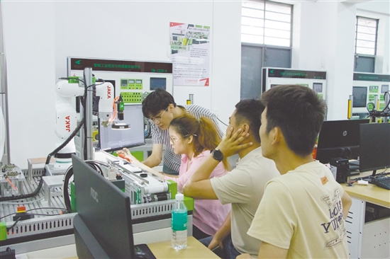 培訓現場，老師用心指導學員。