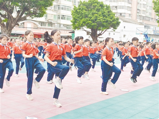 學(xué)生在操場(chǎng)上活動(dòng)。