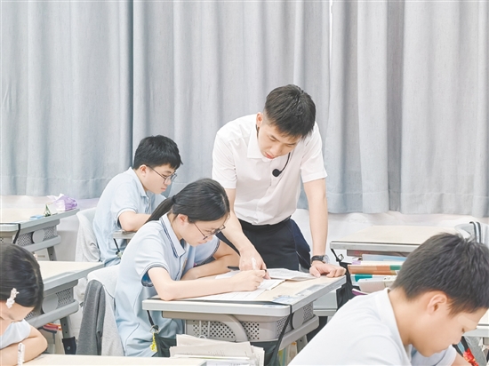 課堂上，老師用心輔導(dǎo)學(xué)生。