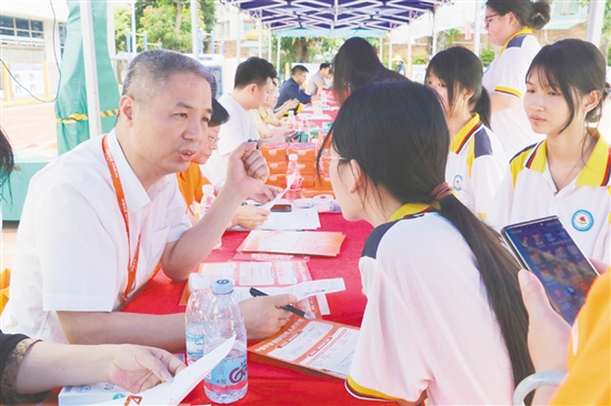 現(xiàn)場招聘區(qū)域，學(xué)生與企業(yè)代表積極溝通。