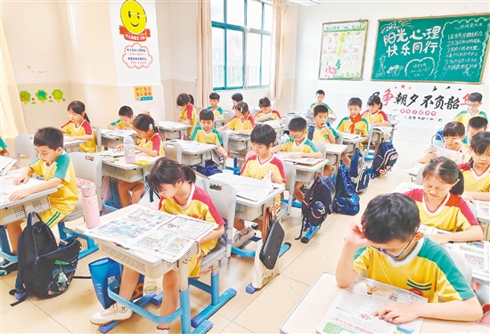 午餐后，睦洲小學(xué)的教室里，同學(xué)們靜心讀報。
