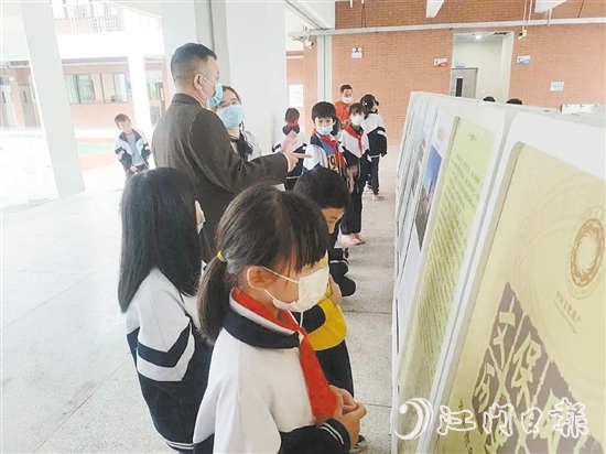 展覽讓廣大學(xué)生不出校園就能“零距離”欣賞開(kāi)平市各級(jí)文物保護(hù)單位風(fēng)采。