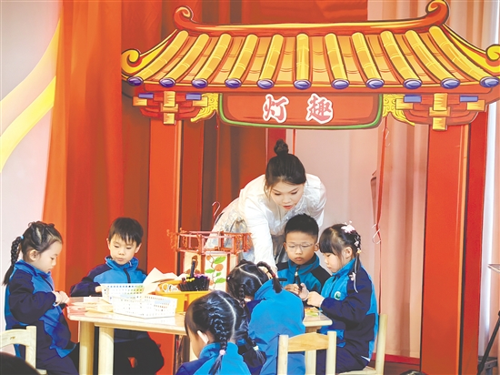 在課例展示《趣創(chuàng)宮燈》中，老師引導(dǎo)孩子們制作東藝宮燈。